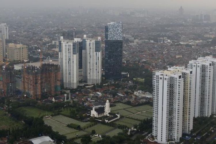 Suasana pembangunan gedung bertingkat tingkat tinggi atau high rise di Jakarta, Kamis, (10/11/2016). Pembangunan ini meliputi perkantoran, apartemen, dan hotel.