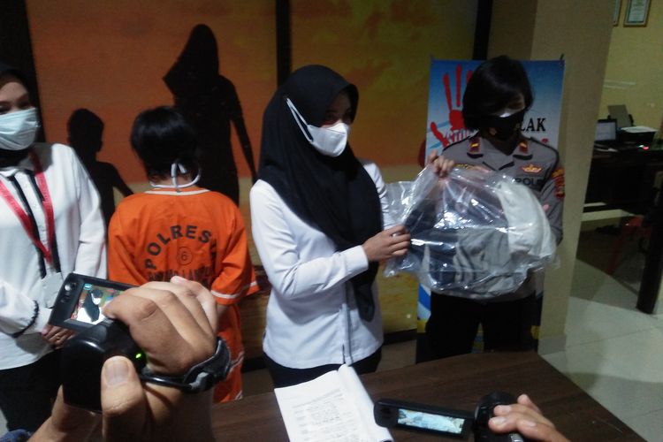 Kanit PPA Polresta Bandar Lampung, Ipda Liafani Karen menunjukkan barang bukti yang diamankan dari upaya penculikan anak, Senin (22/2/2021).