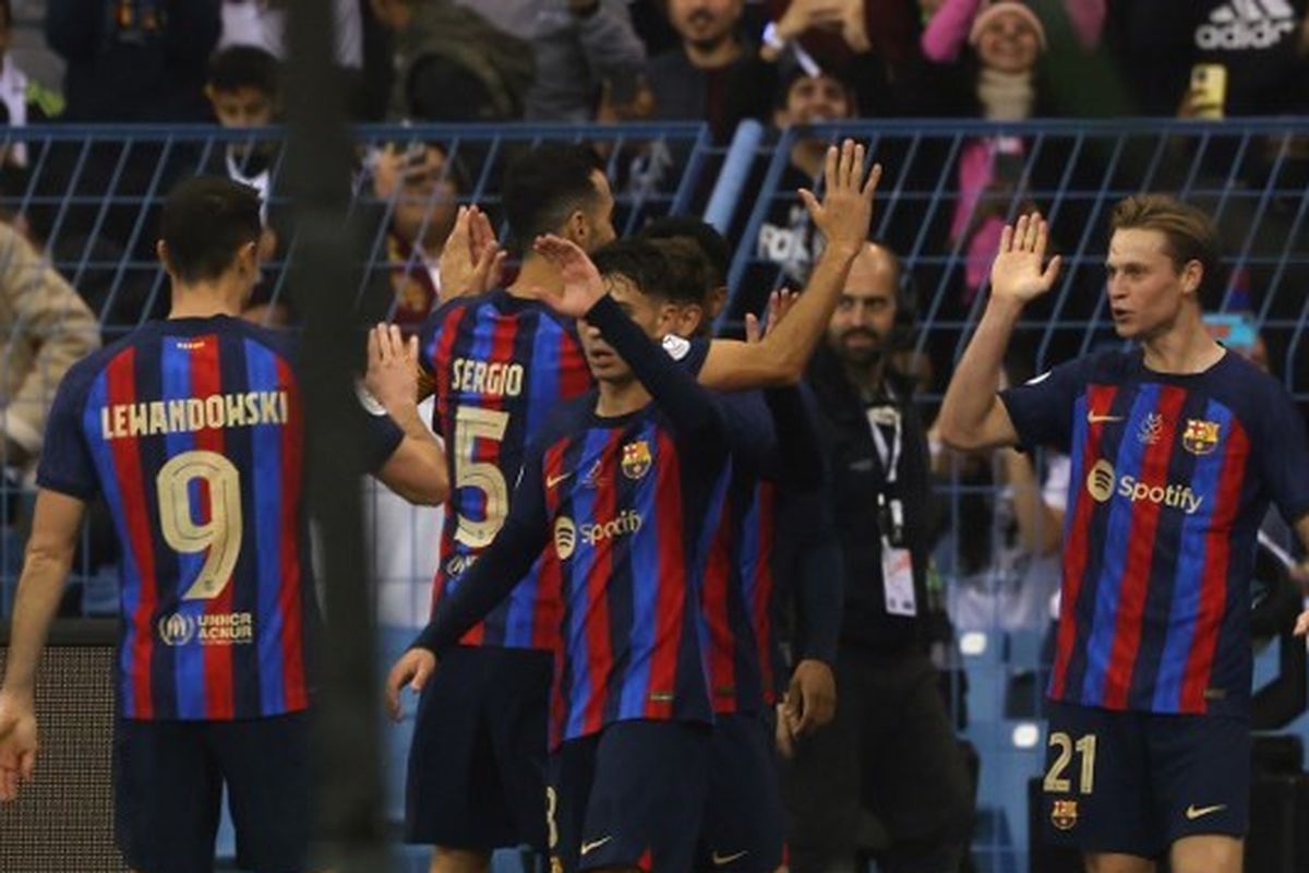 Para pemain Barcelona merayakan gol ke gawang Real Madrid pada final Piala Super Spanyol 2022-2023. Laga Real Madrid vs Barcelona digelar di Stadion Internasional King Fahd, Riyadh, Arab Saudi, pada Senin (16/1/2023) dini hari WIB.