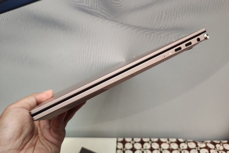 Asus ZenBook S 13 OLED (UM5302) diklaim sangat tipis lantaran memiliki dimensi ketebalan 14,9 mm (1,49 cm), serta tetap kokoh karena dilapisi dengan bodi aluminum. 
