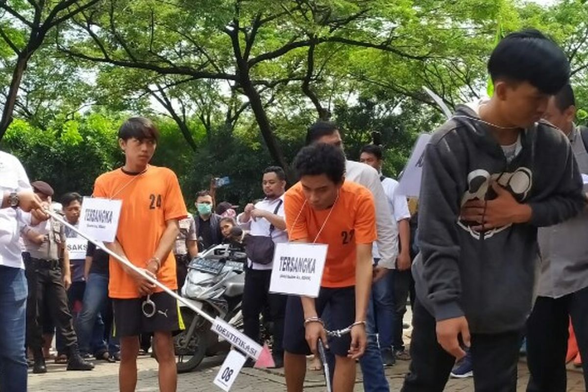 Kepolisian Serpong, Tangerang Selatan menggelar reka adegan aksi begal yang dilakulan oleh 10 orang hingga menyebabkan korban bermama Fauzi, tewas di Jalan Kayu Gede, Pakujaya, Serpong Utara, Tangerang Selatan, Kamis (12/3/2020).