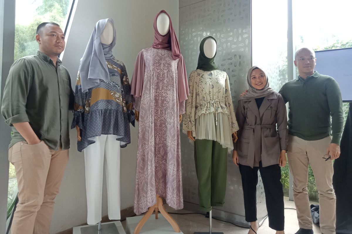 Koleksi busana Hari Raya Aleza yang ditampilkan lewat trunk show, Rabu (24/4/2019).