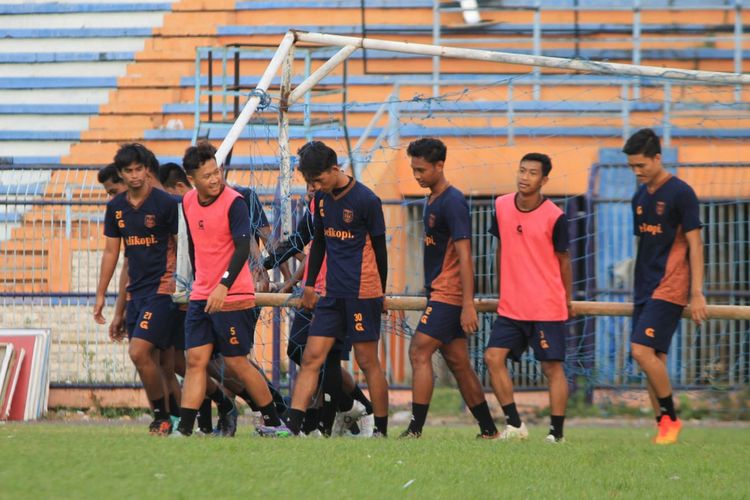 Para pemain Persela Lamongan saat masih berlatih. Namun menyusul dihentikannya kompetisi Liga 2 musim 2022-2023, tim Laskar Joko Tingkir pun dibubarkan untuk sementara waktu, sambil menunggu titik terang kelanjutan kompetisi.