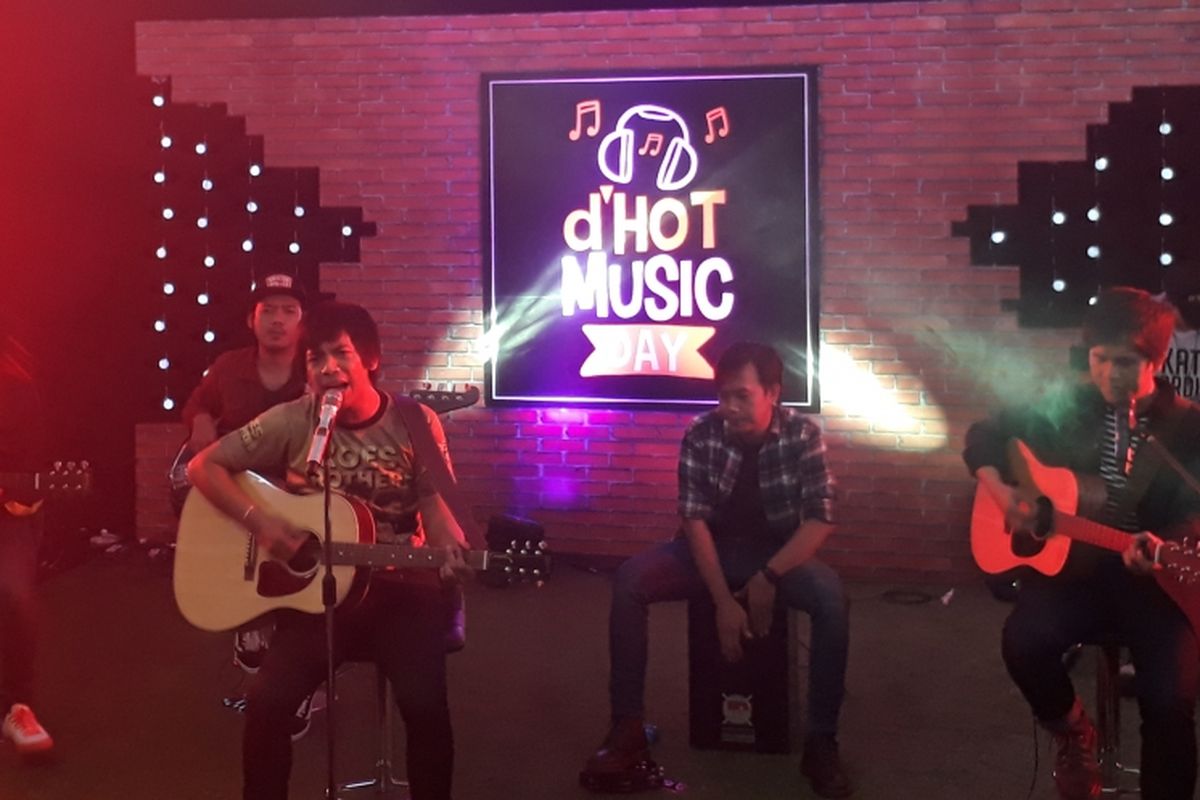 DMasiv diabadikan saat sedang tampil dalam dHot Music Day di Jakarta Selatan, Kamis (9/3/2017). 