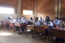 Siswa SMP Dipaksa Belajar di Gedung Separuh Jadi