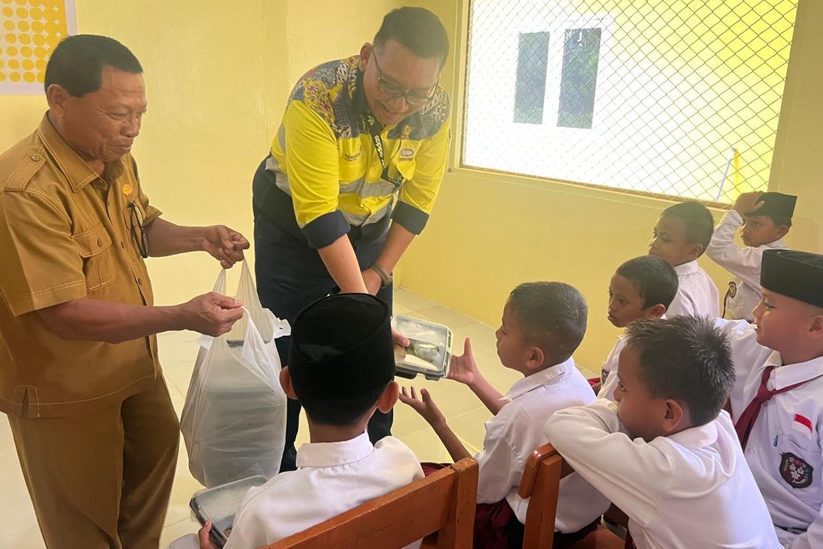 Pani Gold Project menyelenggarakan program Makan Siang Bergizi Gratis bagi siswa dan guru di tiga sekolah di Kabupaten Pohuwato, yang dimulai pada Oktober 2024.
