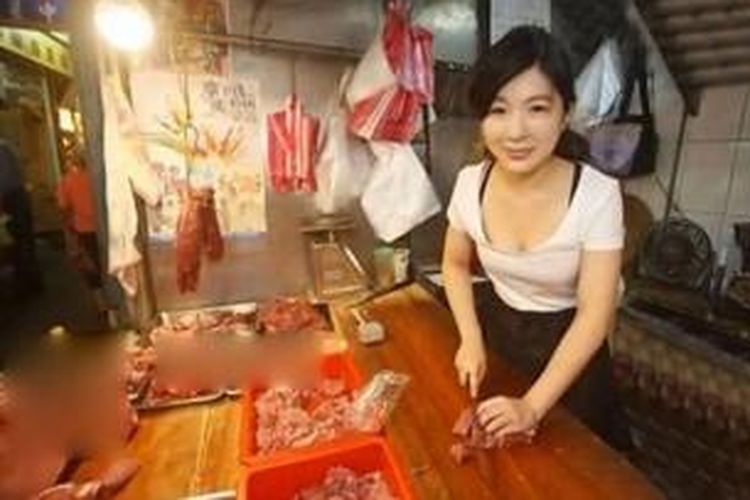 Zhang Caijie (25), tukang daging cantik asal Taiwan yang menjadi sensasi internet di negeri itu.