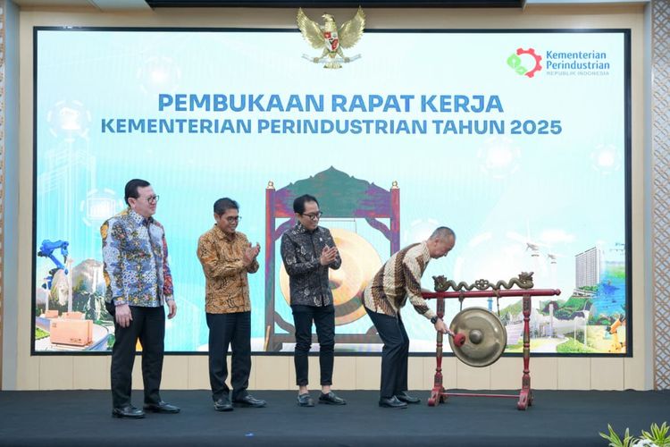 Menteri Perindustrian Agus Gumiwang Kartasasmita dalam pembukaan Rapat Kerja Kementerian Perindustrian 2025 di Jakarta, Senin (27/10.2025).