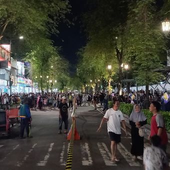 Malioboro ditutup saat malam tahun baru nampak wisatawan tumpah ruah ke Jalan malioboro