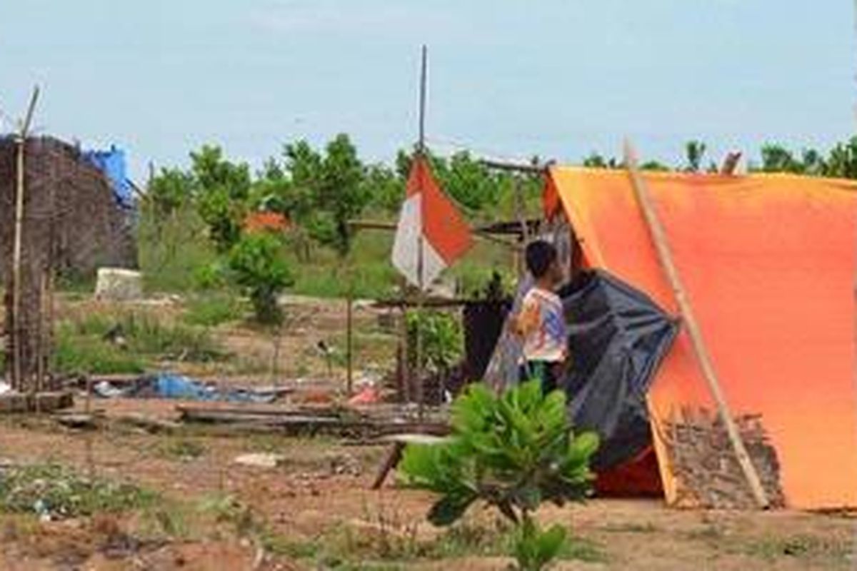 Ribuan warga masih bertahan di hutan Register 45 Mesuji di Blok Sungai Buaya, Mesuji, Lampung, Jumat (2/3/2012) meskipun sudah diperingatkan pemerintah daerah setempat untuk meninggalkan kawasan itu. 