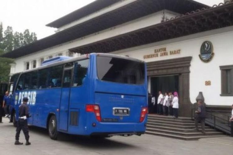 Dalam kunjungan ini, Pelatih Persib Djadjang Nurdjaman dan Manager Persib Umuh Muchtar langsung mengadakan pertemuan dengan Pemerintah Provinsi Jabar di lantai pertama. 