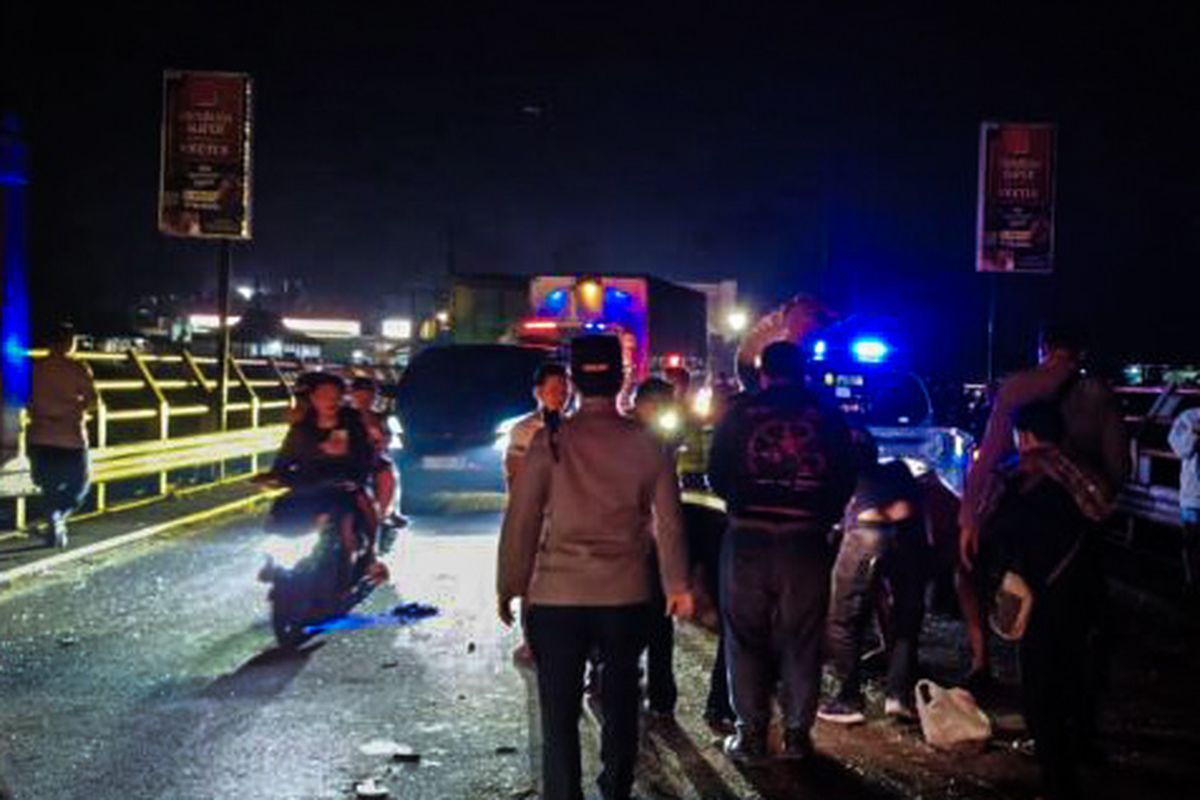 Polisi mengevakuasi korban kecelakaan di sasak Rajamandala, Bandung Barat, Selasa (25/11/2025).