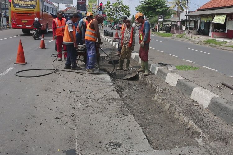 Sejumlah pekerja memperbaiki ruas jalur mudik pantura dari arah Jakarta menuju Jawa Tengah di Desa Arjawinangun Kecamatan Arjawinangun Kabupaten Cirebon Selasa (14/5/2019). Mereka membongkar aspal yang rusak kemudian melapisi dengan aspal yang baru.