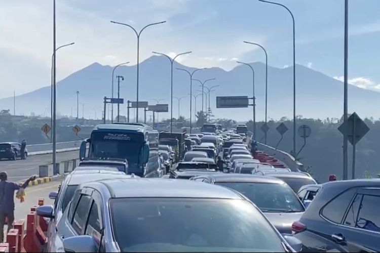 Wisatawan Serbu Pantai Palabuhanratu, Jalur Sukabumi Mulai Padat