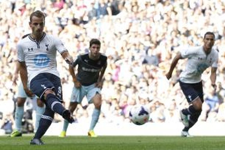 Striker Tottenham Hotspur, Roberto Soldado, mengeksekusi penalti saat lawan Espanyol dalam laga pra-musim di White Hart Lane, Sabtu (10/8/2013). Soldado cetak satu gol dalam laga yang berakhir imbang 1-1.