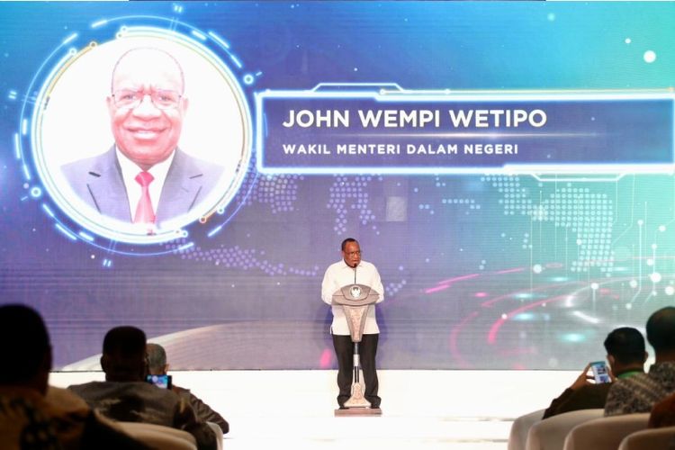 Wamendagri John Wempi Wetipo saat memberi sambutan pada Rapat Koordinasi Pusat dan Daerah (Rakorpusda) Pengendalian Inflasi 2022 di Ballroom Hotel Shangri-La, Surabaya, Jawa Timur, Rabu (14/9/2022). 

