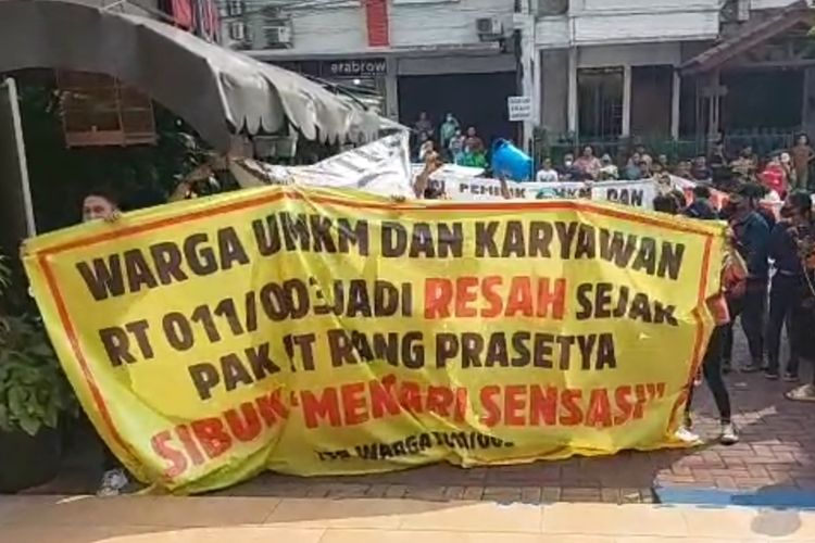 Penyewa dan karyawan pemilik ruko di RT 011 RW 03, Jalan Niaga, Blok Z4 Utara dan Blok Z8 Selatan, Jakarta Utara, menggeruduk kantor Ketua RT, Riang Prasetya, Rabu (24/5/2023).
