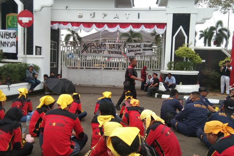 Aksi demonstrasi buruh dan mahasiswa di depan Kantor Pemkab Karawang, Jumat (9/9/2022).