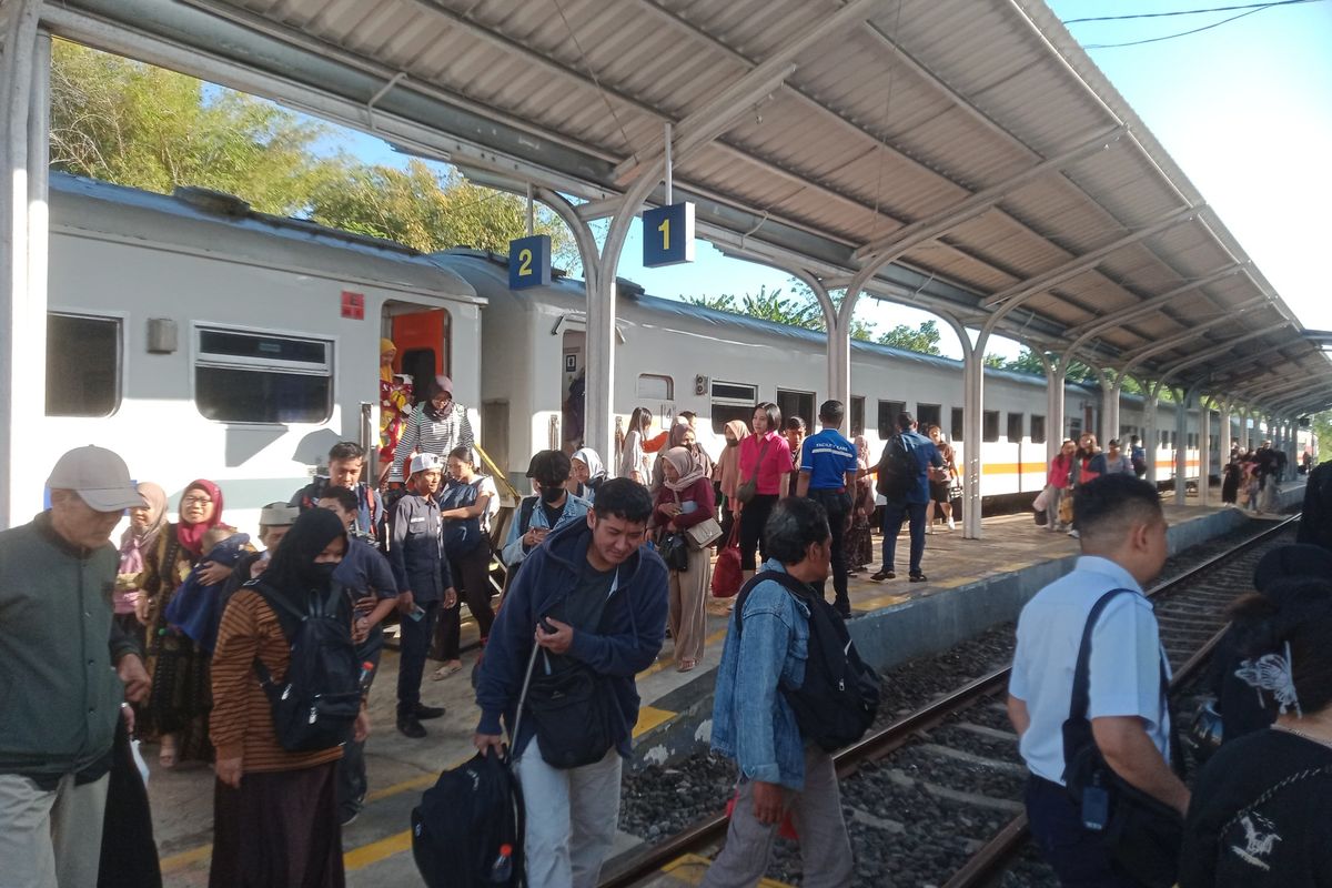 Aktivitas penumpang kereta api di stasiun. 