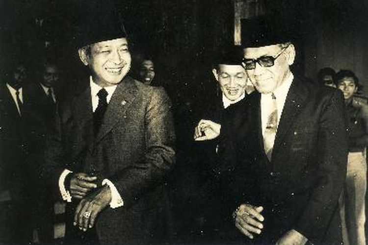 Hamengku Buwono IX bersama Presiden Soeharto setelah acara pelantikan 
