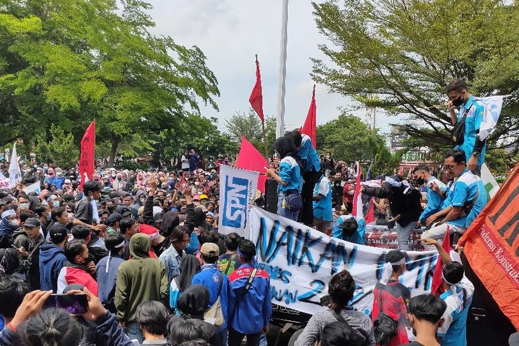 Ribuan buruh menggelar unjuk rasa menolak upah murah 2022, di Pendapa Pemkab. Brebes, Jawa Tengah, Senin (22/11/2021).