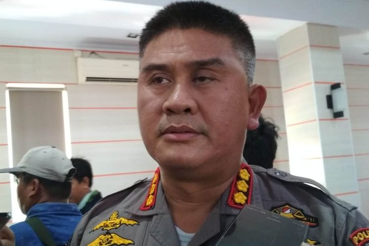 Kabid Humas Polda Sulsel Kombes Pol Dicky Soendani saat diwawancara awak media mengenai kampanye Prabowo di Makassar, Minggu (24/3/3019).