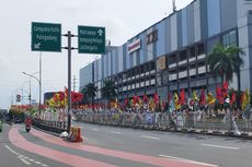 Pengguna Jalan Keluhkan Bendera Parpol di Flyover Senen: 