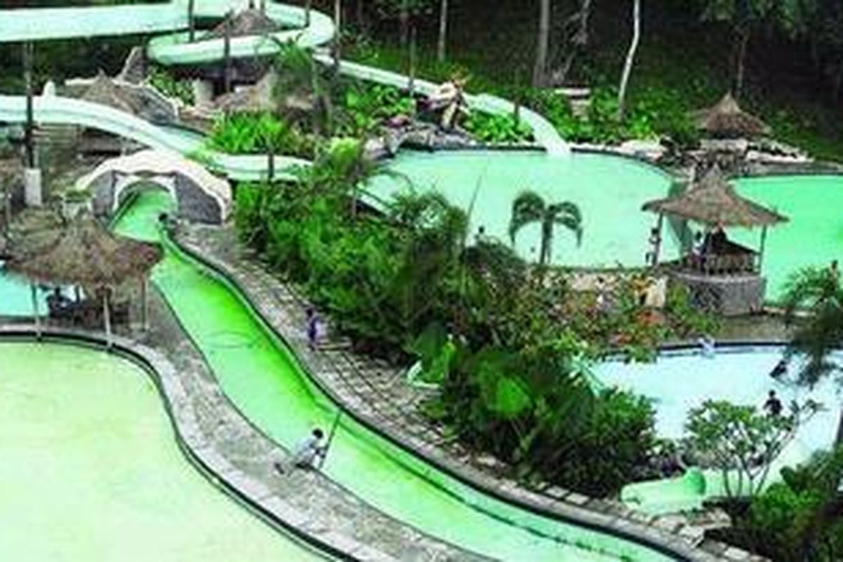 Water park di Club Bali Hawaii Resort, Jalan Raya Labuan, Pondok Waru, Bulakan, Banten.