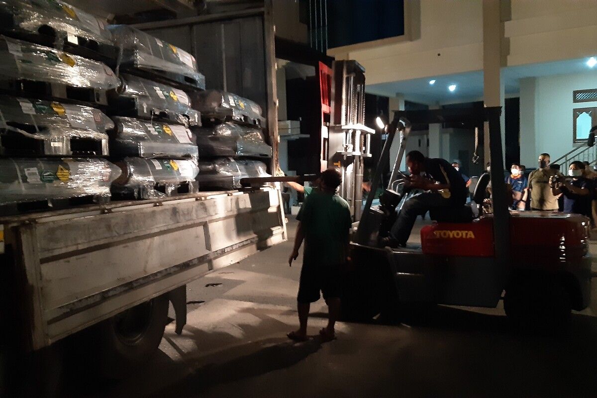Tabung oksigen hibah dari Singapura untuk penanggulangan Covid-19 tiba di Kantor Dinas Kesehatan Kota Solo, Sabtu (24/7/2021) petang.