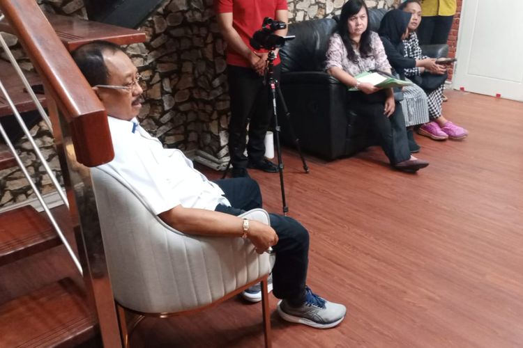 Cak Ji sedang menanggapi keluhan warga di ruang rumah aspirasi Surabaya selasa (04/03/2025)