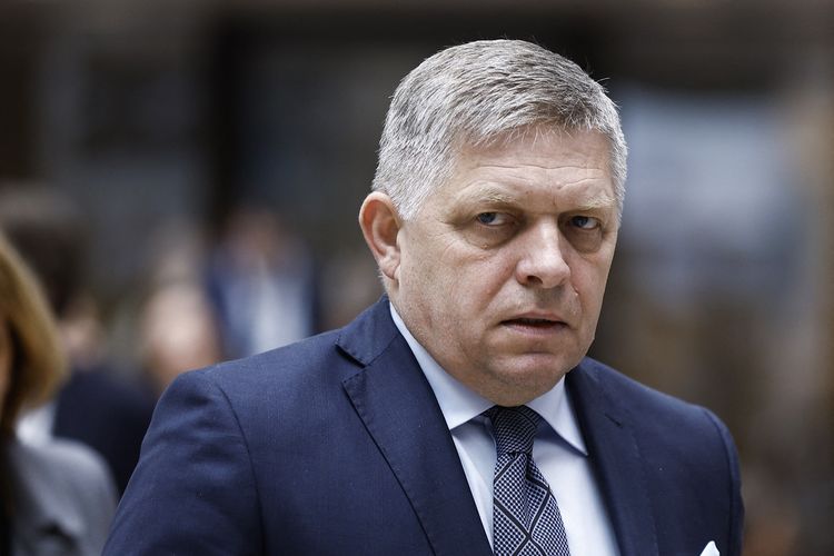 Perdana Menteri Slovakia Robert Fico saat menghadiri KTT Dewan Eropa di markas Uni Eropa di Brussels, Belgia, 18 April 2024. PM Slovakia ditembak pada Rabu (15/5/2024) setelah rapat pemerintah dan langsung dilarikan ke rumah sakit.