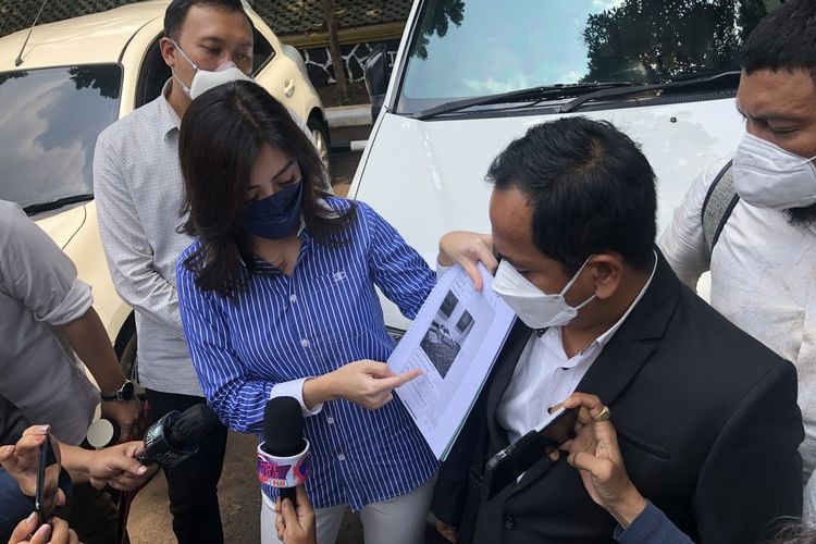 Dhena Devanka beberkan bukti chat Ijonk di Pengadilan Agama Jakarta Selatan, Kamis (30/9/2021). 
