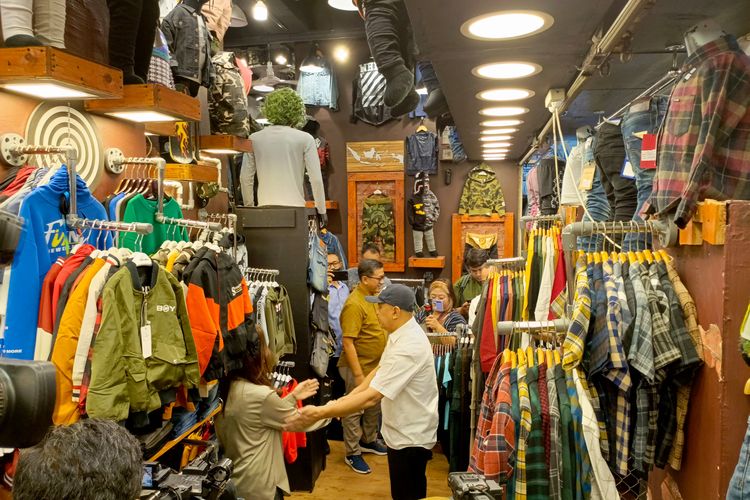 Ayu, salah satu penjual di Tanah Abang.