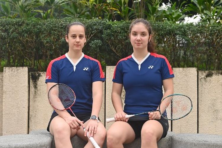 Foto diambil pada 15 Juni 2022 ini menunjukkan pebulu tangkis ganda putri Ukraina Yelyzaveta Zharka (kiri) dan Mariia Stoliarenko, yang tengah berpose di Jakarta, Indonesia. Mereka termasuk pebulu tangkis yang ikut berlaga di ajang Indonesia Open 2022.