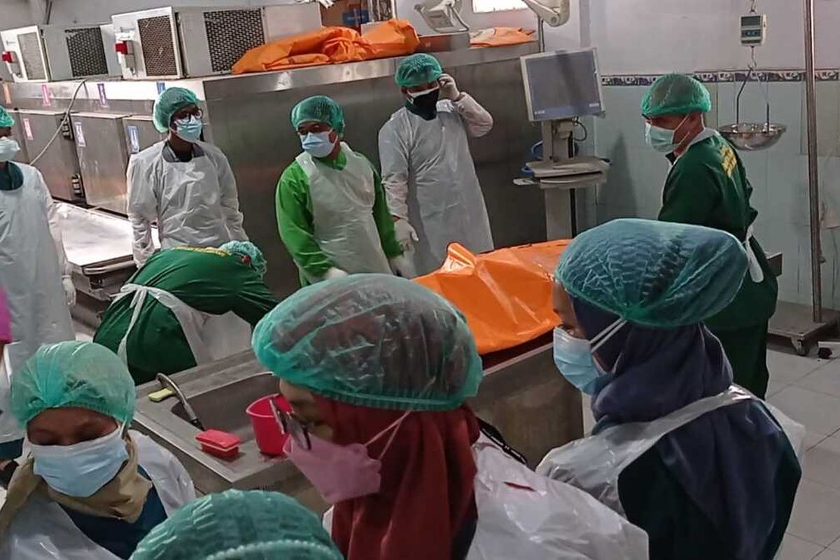 Jenazah Eli Sujarwo (31) saat berada di ruang forensik rumah sakit Bhayangkara Palembang, yang tewas dikeroyok massa lantaran diduga hendak mencuri motor, Sabtu (11/9/2021).