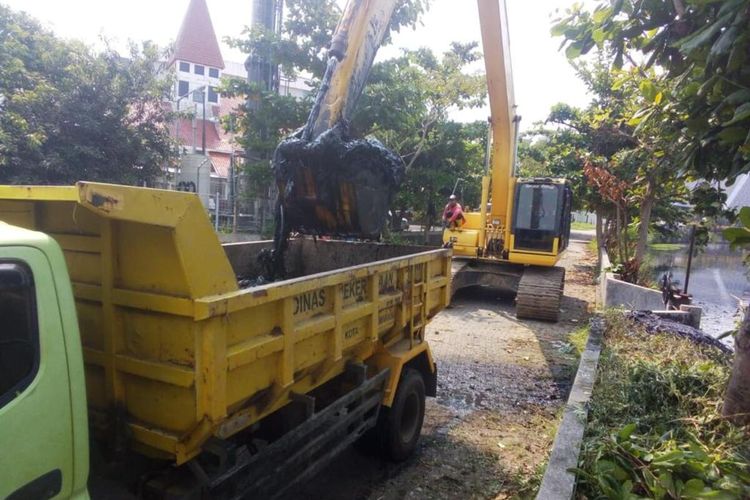 Pemerintah Kota Semarang lakukan pengerukan sedimentasi di Sungai Banjir Kanal Barat 