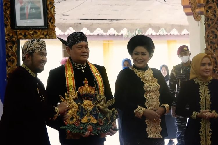 KASAL Yudo Margono saat dianugerahi warga kehormatan keluarga besar Kesultanan dan Sesepuh Kesultanan Karaton Sumenep, Jawa Timur, Minggu (29/5/2022).