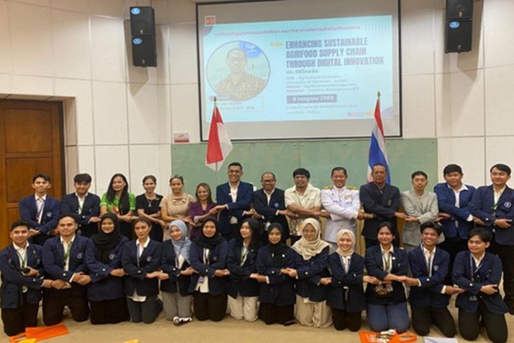 Dosen Departemen Manajemen FEM IPB, Eko Ruddy Cahyadi bersama mahasiswa saat berkunjung ke Songkhla Rajabhat University (SKRU) Thailand