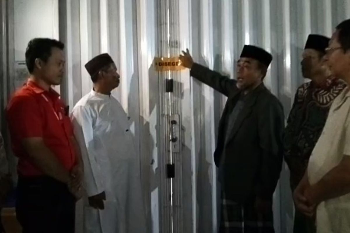 Pengurus MUI Kecamatan Rajadesa, Kabupaten Ciamis membuka segel usai ada kesepakatan bersama antara MUI Rajadesa dan minimarket.