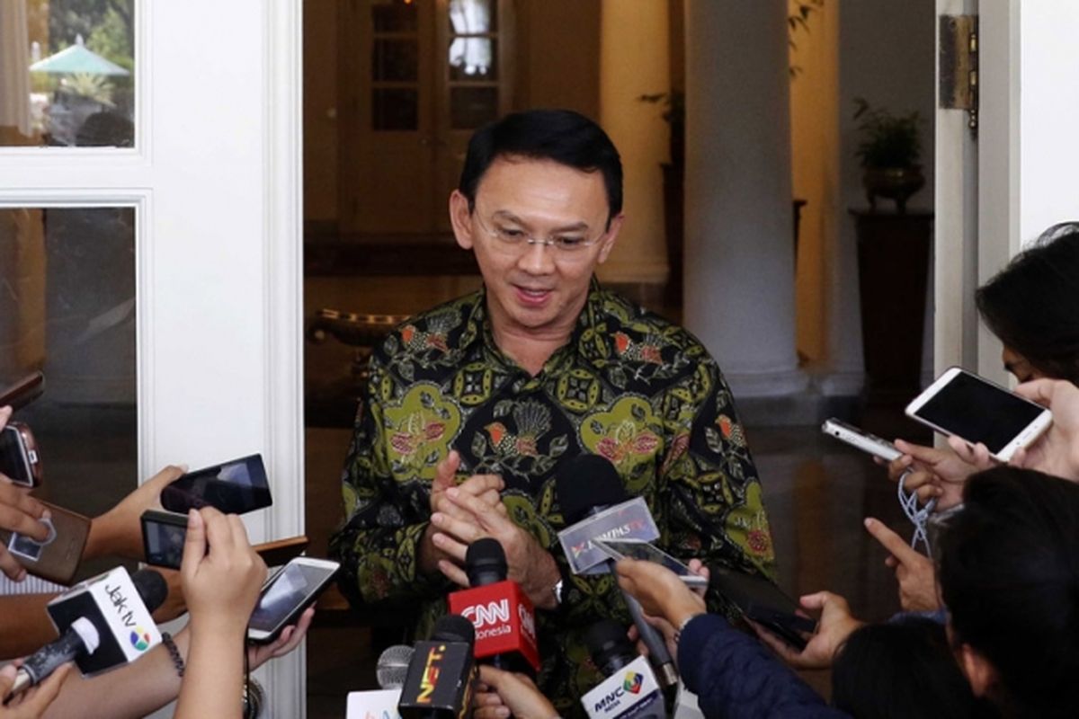 Gubernur DKI Jakarta Basuki Tjahaja Purnama atau Ahok memberikan keterangan pers di Balai Kota, Jakarta Pusat, Kamis (20/4/2017). Pada sidang tuntutan hari ini, Jaksa Penuntut Umum menyatakan Ahok bersalah dalam kasus dugaan penodaan agama dan dipidana 1 tahun penjara dengan masa percobaan 2 tahun.