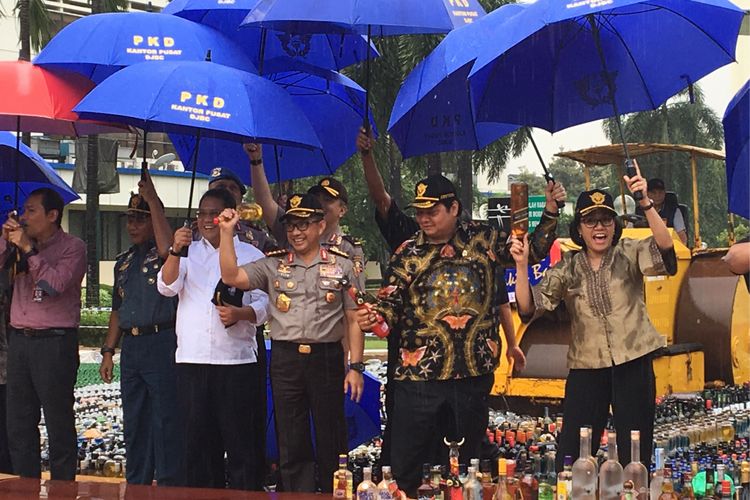 Para menteri dan pihak terkait sama-sama menghancurkan minuman keras di halaman kantor pusat Direktorat Jenderal Bea dan Cukai, Jakarta Timur, Kamis (15/2/2018). Miras tersebut didapat dari hasil operasi Bea dan Cukai bersama pemangku kepentingan lain selama enam bulan terakhir, dan merupakan yang terbesar sepanjang sejarah.