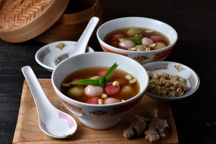 Ilustrasi wedang ronde dalam mangkuk saji. 