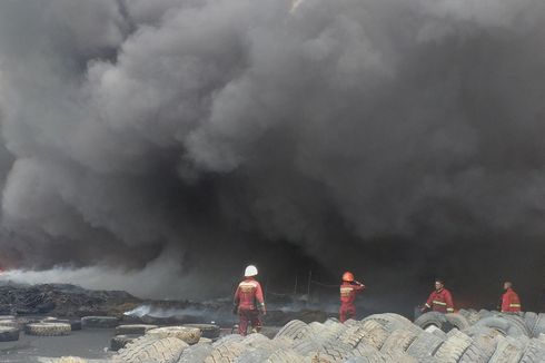Dugaan Penyebab Kebakaran Pabrik Pengolahan Ban Bekas di Pekanbaru 