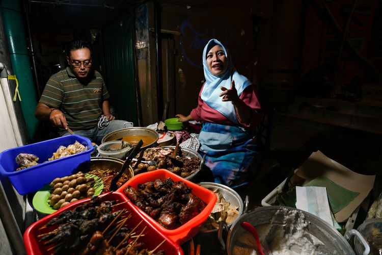 Ilustrasi penjual gudeg malam hari di Yogyakarta. 