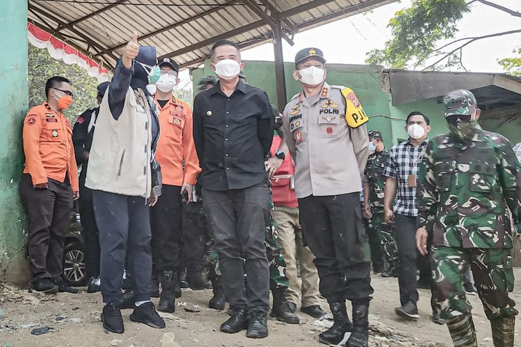 Penjabat Gubernur Jawa Barat Bey Machmudin meninjau lokasi kebakaran TPA Sarimukti, Kecamatan Cipatat, Kabupaten Bandung Barat (KBB), Jawa Barat, Selasa (12/9/2023).