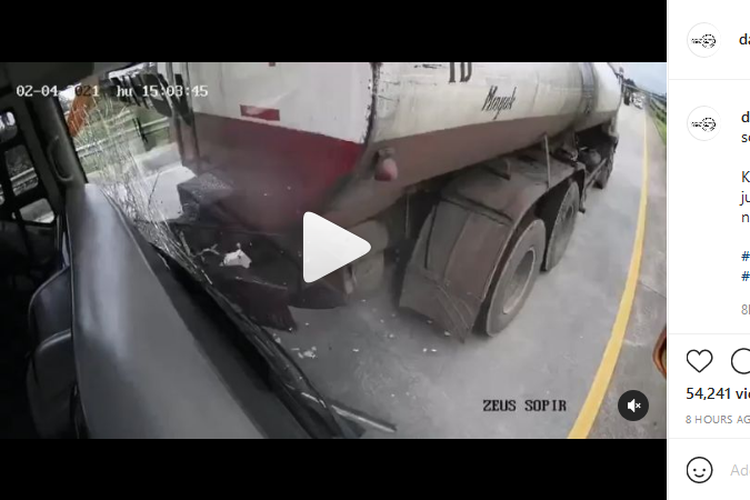 Potongan video bus tabrak truk