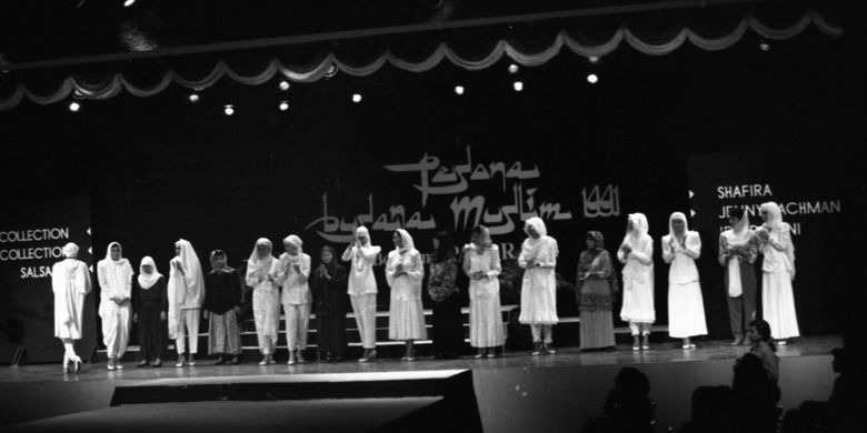 Dalam rangka memperingati Maulid Nabi Muhammad SAW, diselenggarakan pameran busana muslim di Pasaraya Selasa (01/10/1991). Peragaan menggelar karya Elisa collection, Lia Collection, Salsabee, Shafira, Yenny Rachman, dan Ida Royani, yang mencoba menampilkan busana muslim dalam potongan dan warna yang trendy sehingga bisa dikenakan dalam segala kesempatan. 