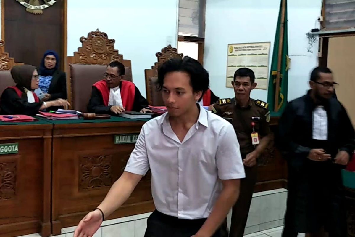 Jefri Nichol usai sidang putusan di Pengadilan Negeri Jakarta Selatan, Senin (11/11/2019).