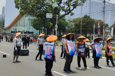 Aksi Teatrikal Buruh Demo BBM di Patung Kuda: Bawa Jeriken Solar Sambil Dicambuk