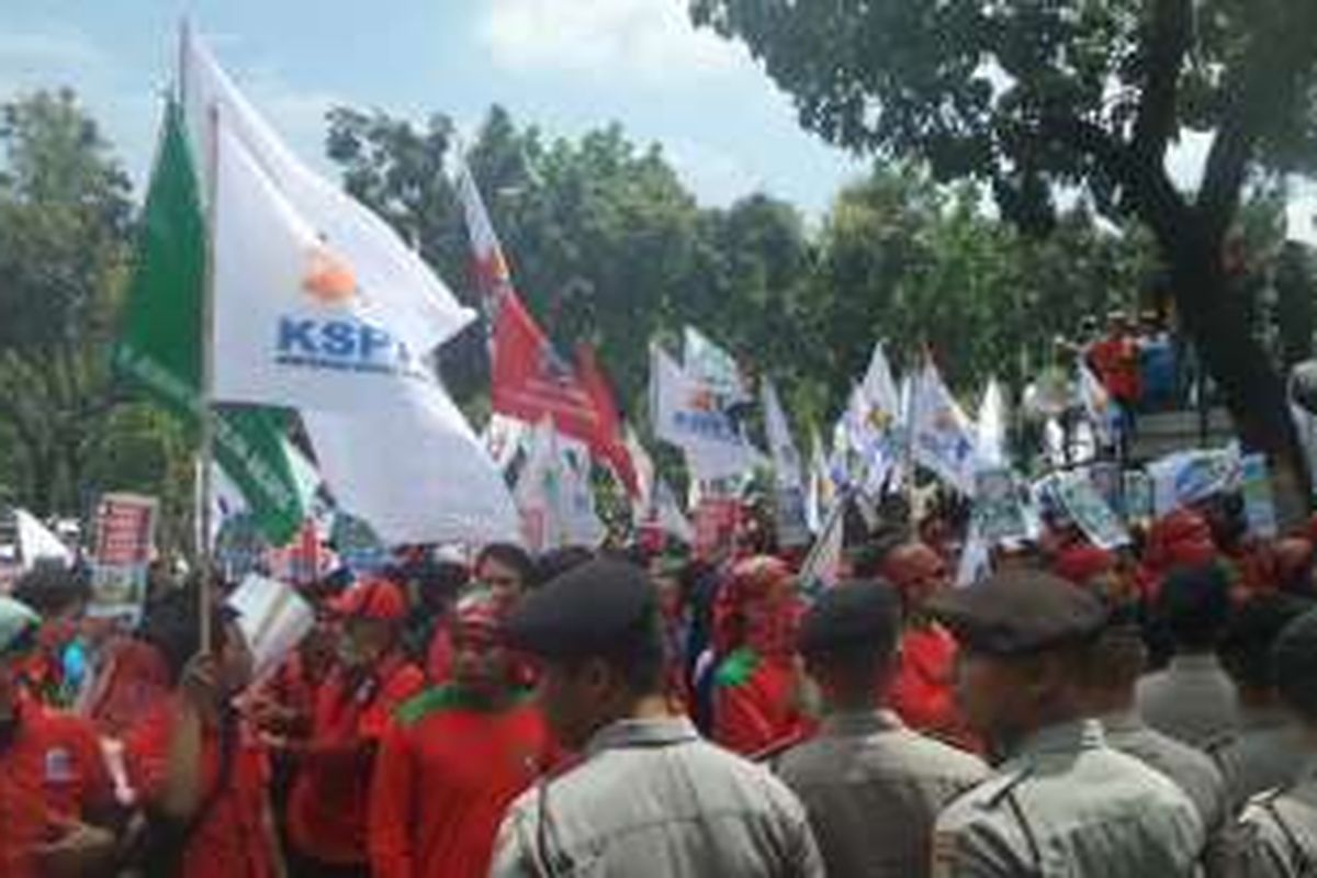 Ratusan buruh melakukan aksi demo untuk menuntut kenaikan upah di depan Balai Kota DKI, Kamis (29/9/2016). 